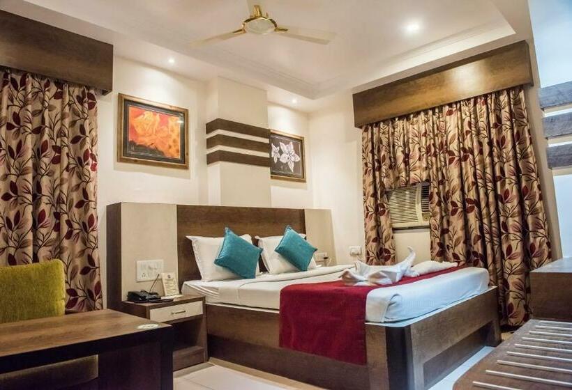 Quarto Deluxe, Pushpak