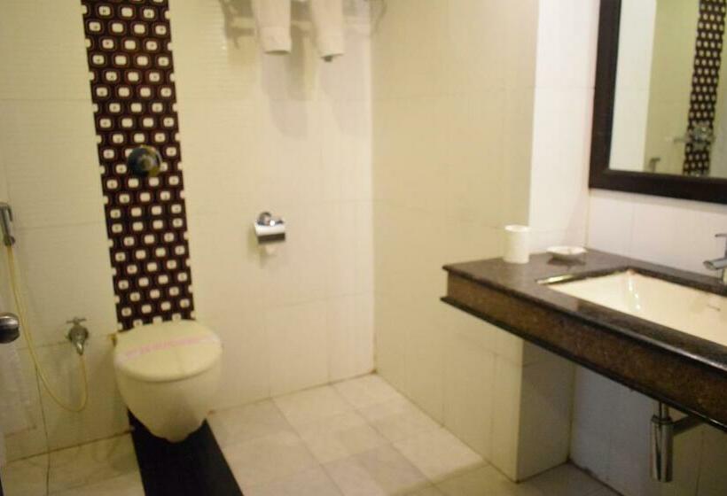 Quarto Familiar, Pushpak