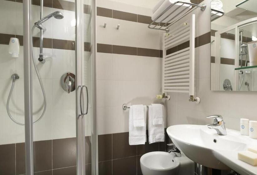Quarto Triplo Estandar, Th Marilleva