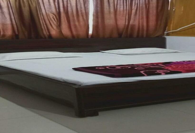 اتاق لوکس سه تخته, Oyo 80932 Rr Guest House