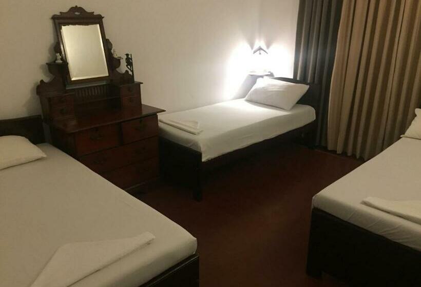 Quarto Triplo Estandar com Sacada, Galle Rest Home