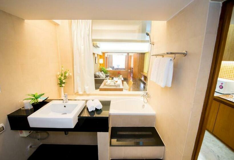 سوئیت با بالکن, Laemtong Serviced Apartment