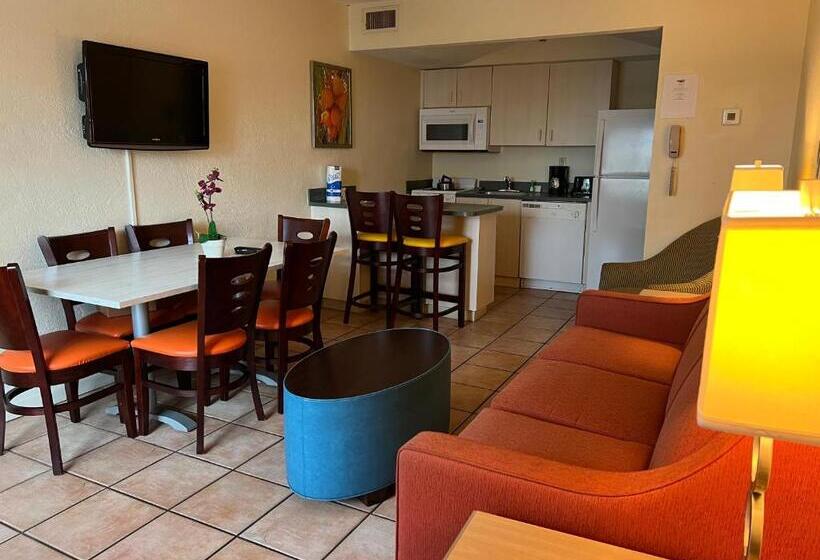 Апартаменты 2 спальни Вид на Бассейн, Enchanted Isle Hollywood Beach Resort