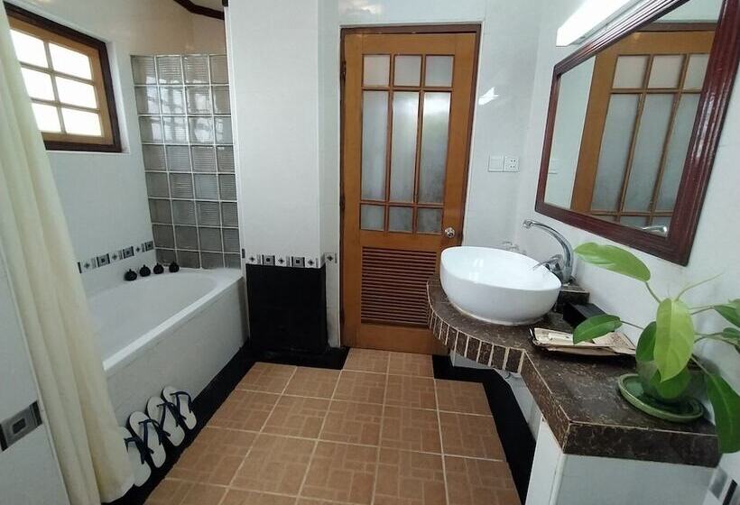 بانگلوی لوکس, Emerald Sea Resort