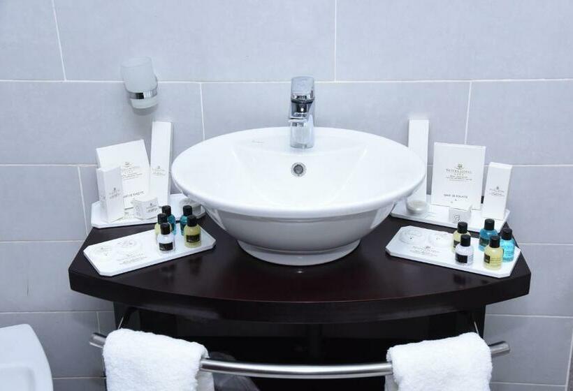 سوییت با چشم‌انداز استخر, Lb Suites