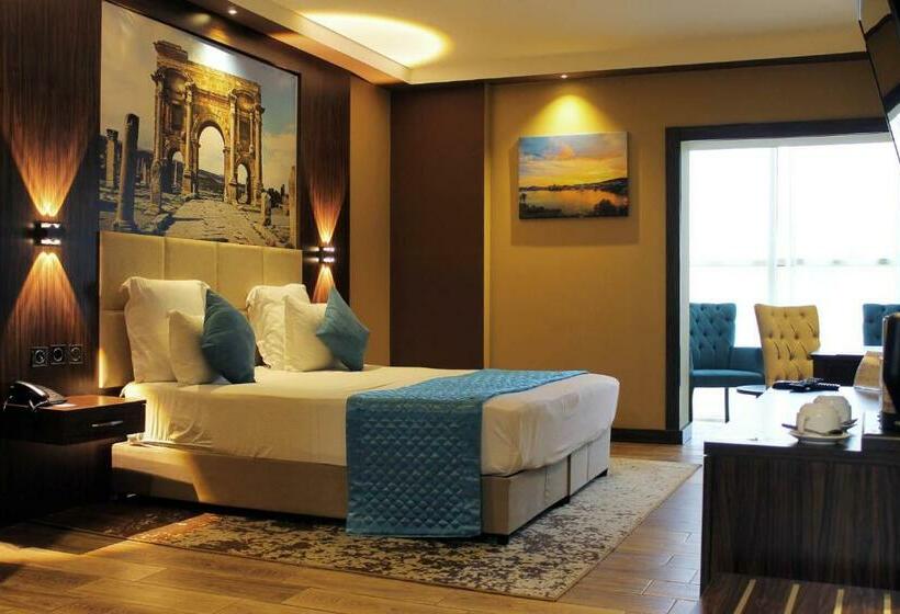 سوییت با چشم‌انداز استخر, Lb Suites