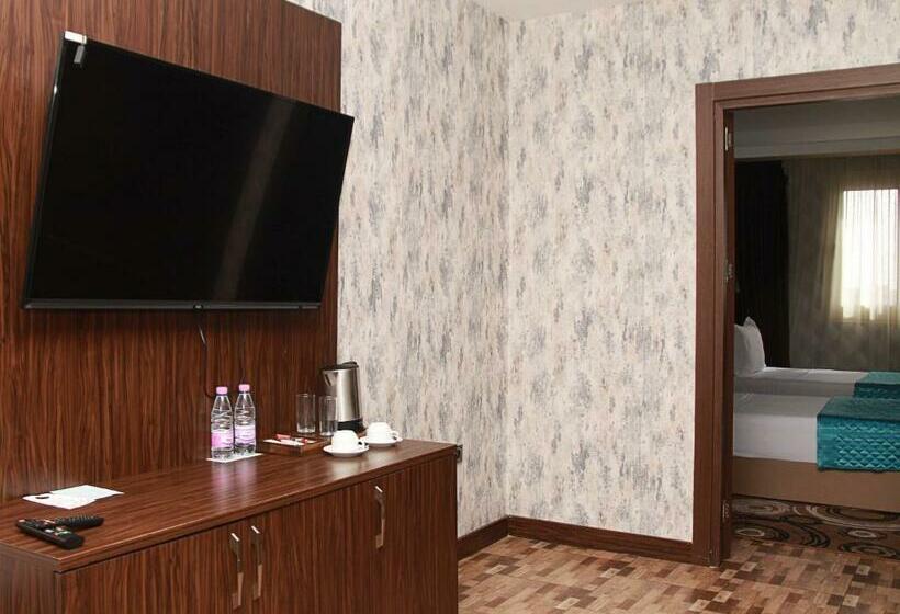 استودیو خانوادگی, Lb Suites
