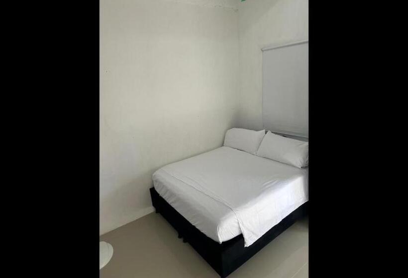 Номер Стандарт Трехместный, Room In Lodge   Tr V2d Hostel Room Near Castillo San Felipe With Pool And Wifi