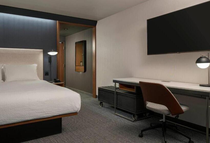 스탠다드 룸 퀸사이즈 침대, Courtyard By Marriott Montreal Laval
