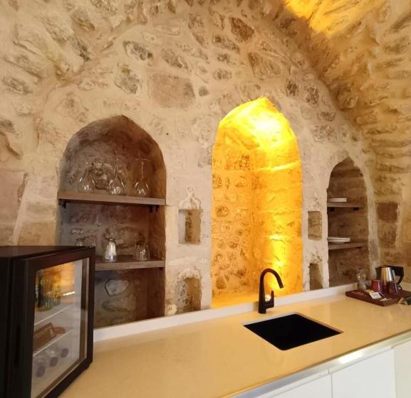 اتاق لوکس با تخت بزرگ, Tuğmaner  Small House Ajar