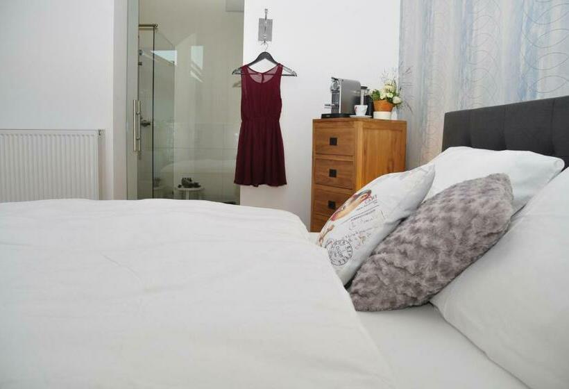 Quarto Estandar, Six! Eat Work Sleep