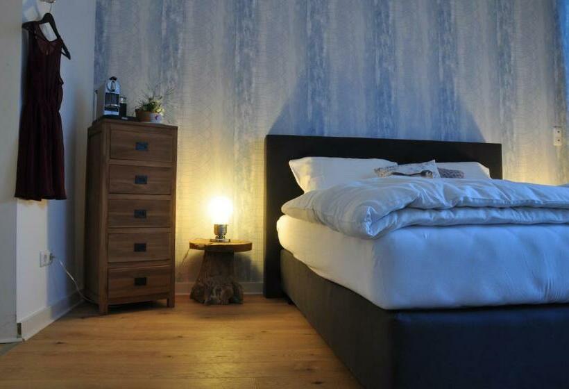 Quarto Estandar, Six! Eat Work Sleep