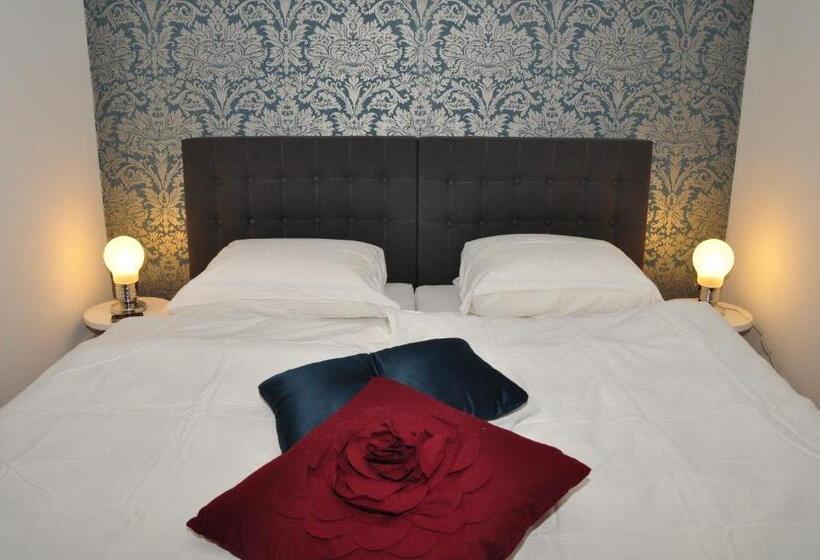 Comfort room with balcony, Six! Eat Work Sleep