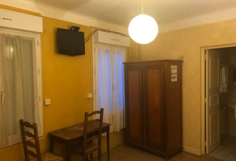 Номер Стандарт, Hôtel Des Couronnes Châteaudun