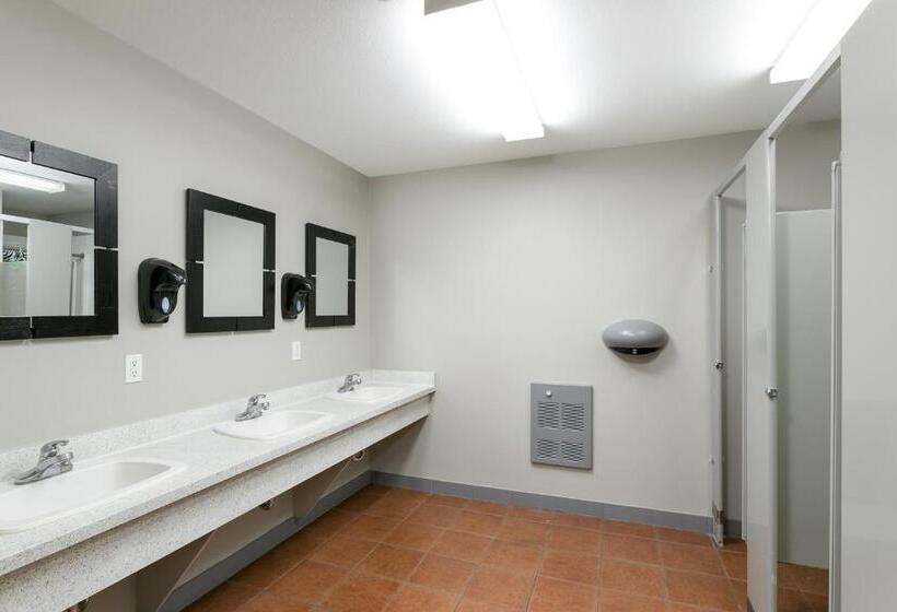 浴室共有のエコノミールーム, Hi Kelowna Hostel