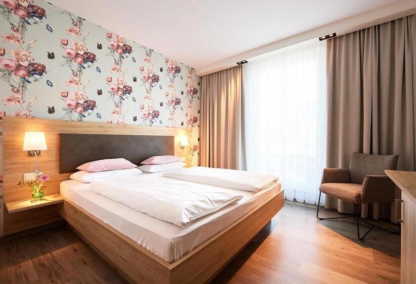 Номер Deluxe, Sarah