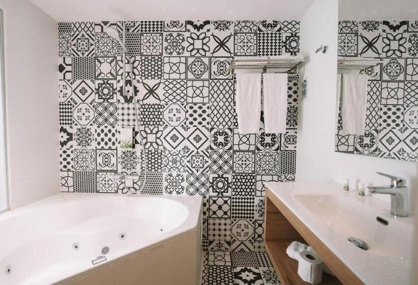 Полулюкс с Гидромассажем, Utopia Hotel   Art & Nature