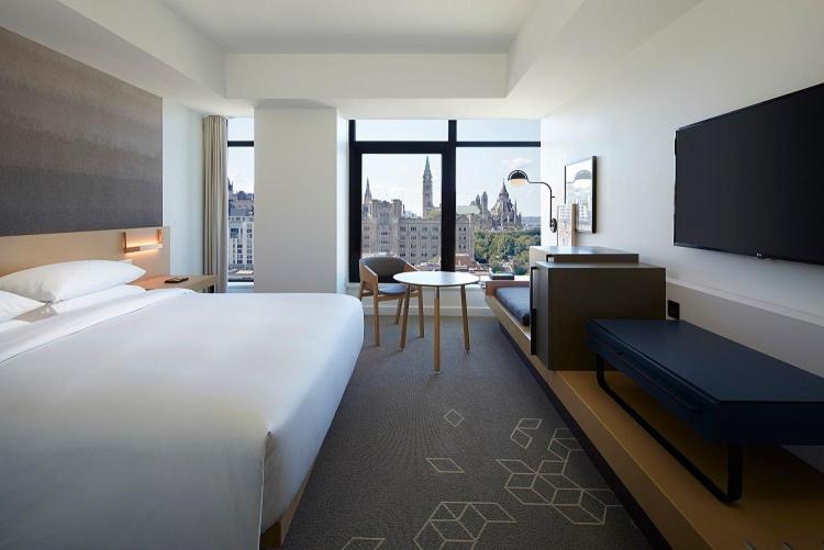 适合残疾人士使用的带超级大床的标准间, Andaz Ottawa Byward Market, By Hyatt