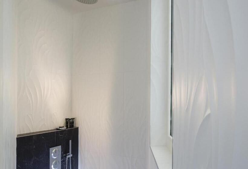 اتاق لوکس, Le Narcisse Blanc