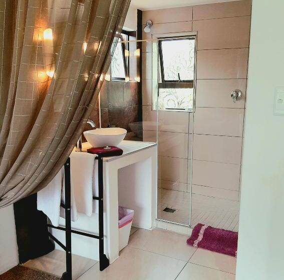 اتاق لوکس خانوادگی, Absolute Bosch Guest House