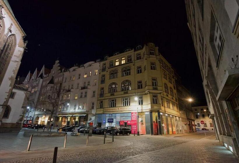 Номер Стандарт Четырехместный Совместный Санузел, Jacob Brno
