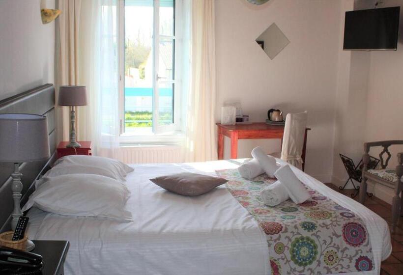 Deluxe room with river view, Au Marais