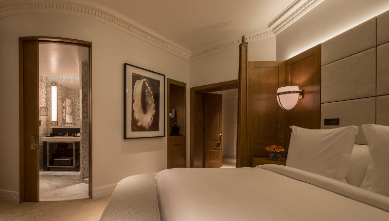 חדר דחוקס עם מיטת קינג, Four Seasons Hotel London At Tower Bridge