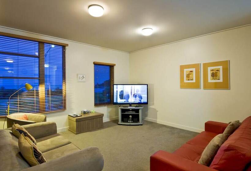 Апартаменты 3 Спальни Вид на Море, Lornebeach Apartments
