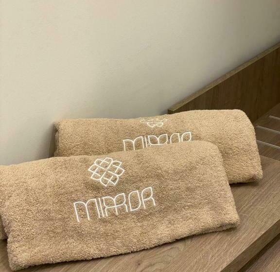 Номер Superior, Mirror