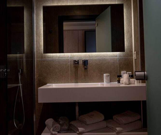 Номер Deluxe, Mirror