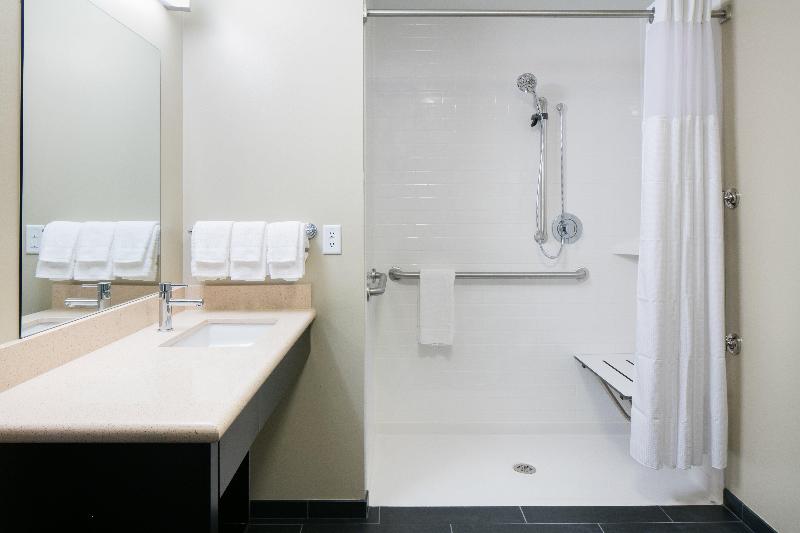 带四张床的标准工作室, Staybridge Suites Des Moines Downtown, An Ihg