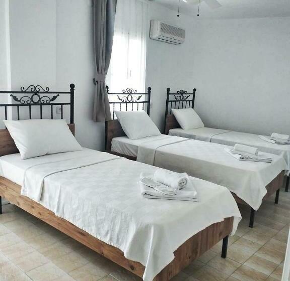 Habitació Triple Estàndard amb Balcó, Otel A