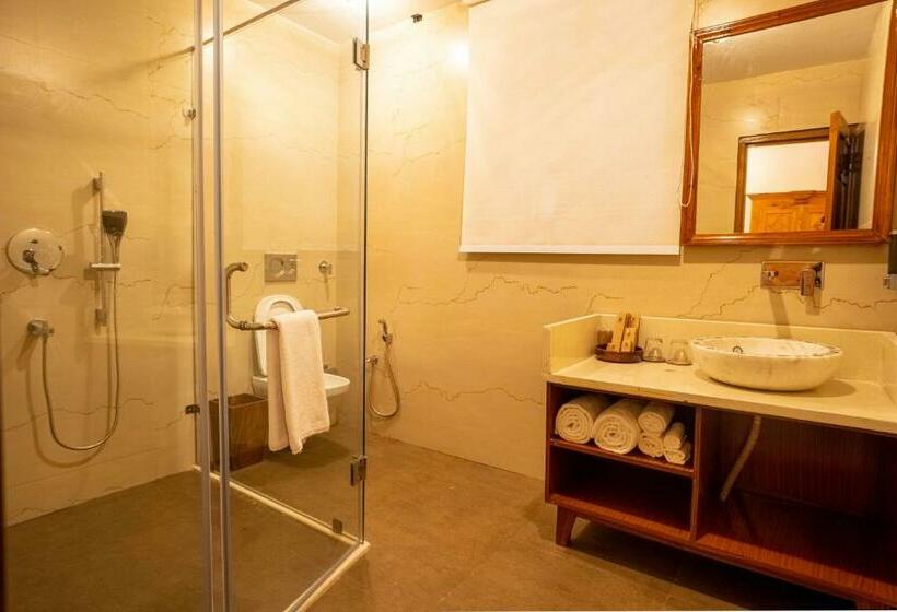 디럭스 룸 킹사이즈 침대, Chillaru Spa & Resort