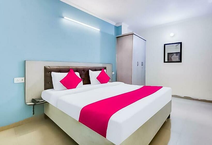 Quarto Deluxe, Near Hauz Khas Fort