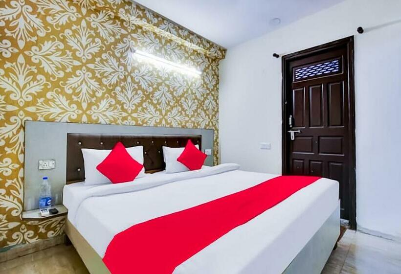 Quarto Deluxe, Near Hauz Khas Fort