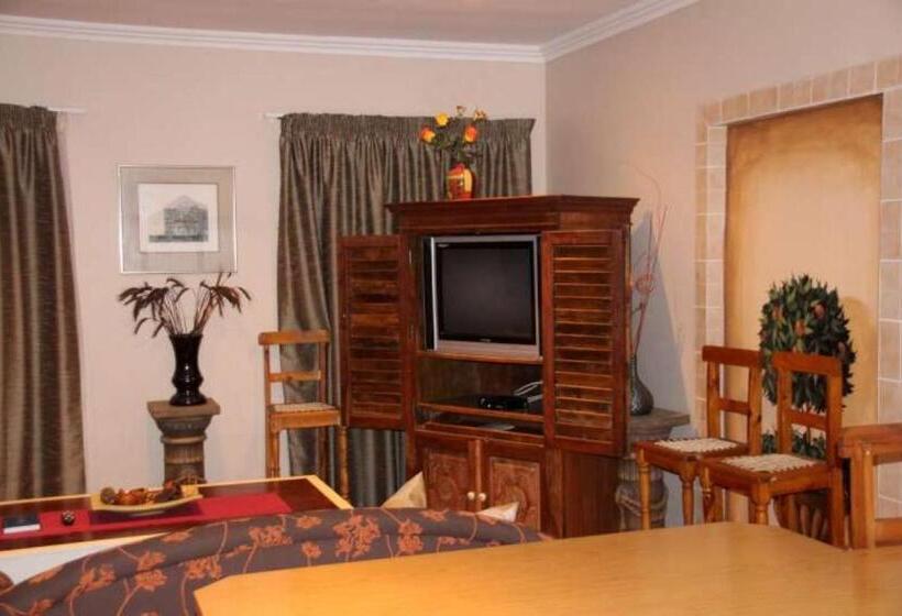 דירת שלושה חדרים, Alpine Inn
