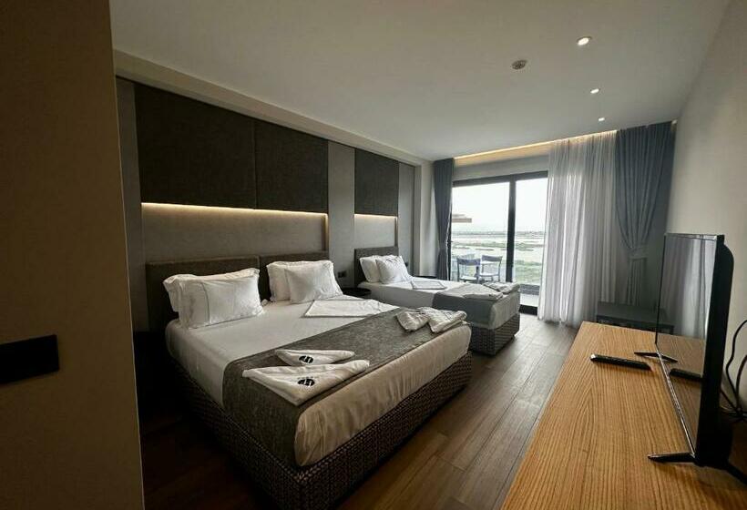 바다 전망 디럭스 3인룸, Frojd Kune Resort & Beach