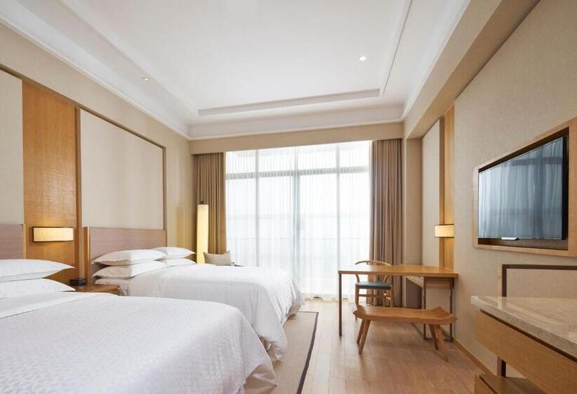 Номер Стандарт Вид на Гольф, Four Points By Sheraton Chengdu, Pujiang Resort
