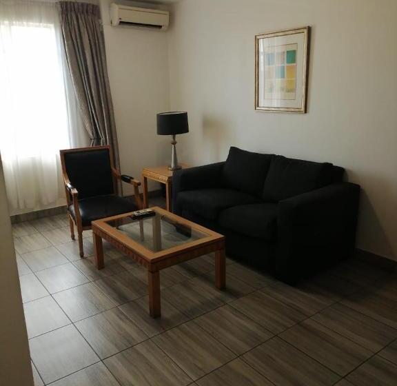 Люкс 2 Спальни, Airport Inn And Suites