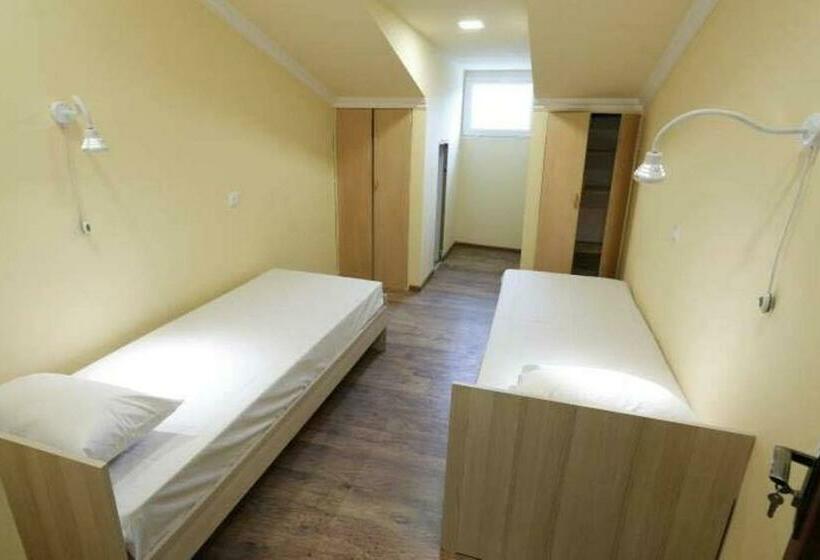 공동 객실, Your Hostel