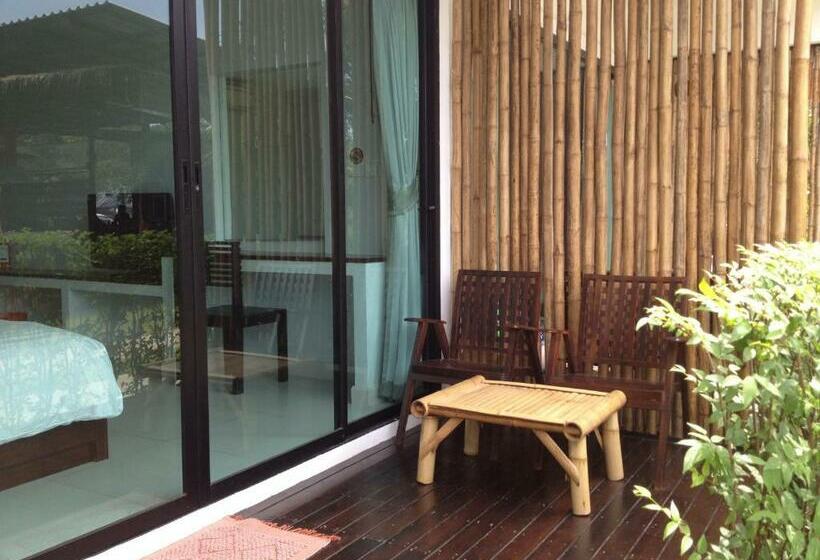 חדר דלוקס נוף בריכה, The Nidhra Boutique Resort