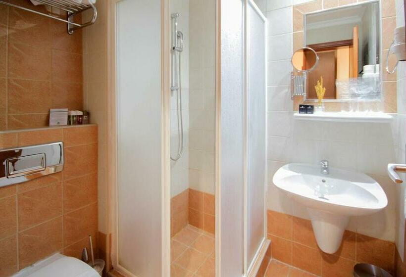 اتاق خانوادگی, Junior