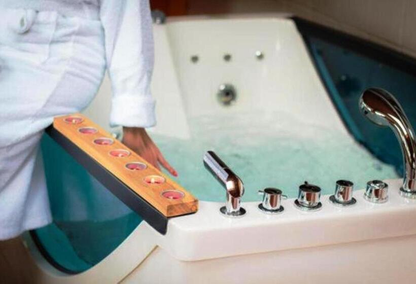 سوئیت با وان آب گرم, Junior