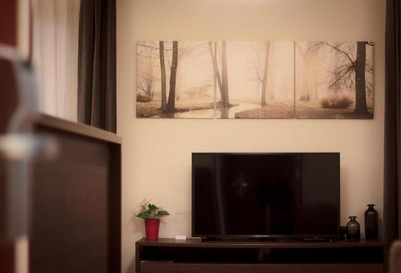 سوئیت با وان آب گرم, Junior