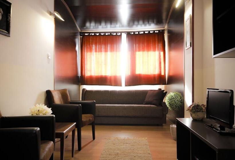 اتاق خانوادگی, Junior