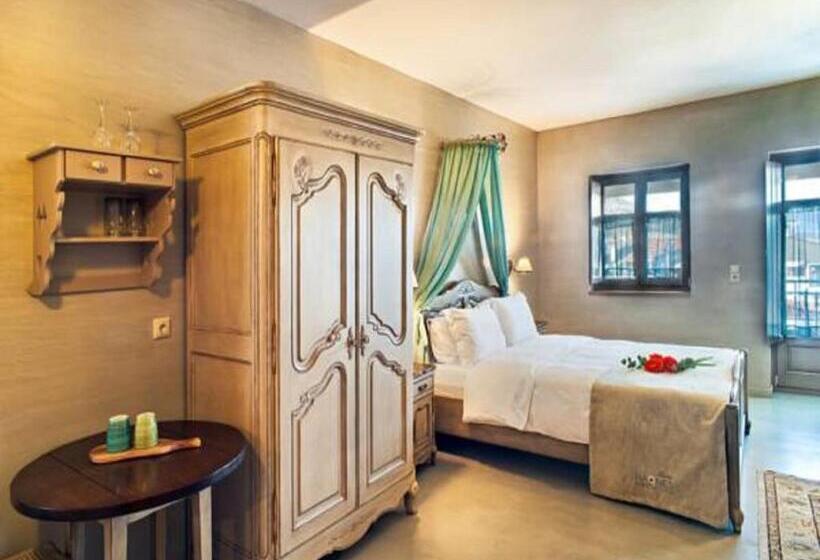 Полулюкс с Балконом, Haones Suites