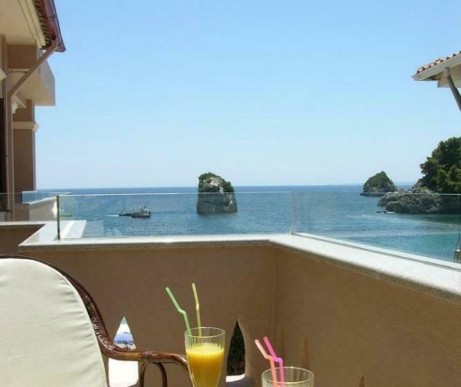 استودیو استاندارد با چشمانداز دریا, Utopia