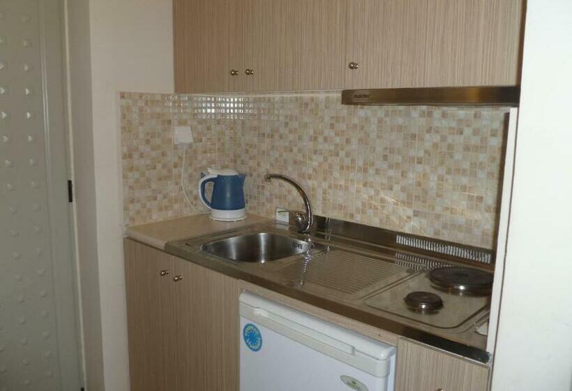 Quarto Estandar, Costas & Chrysoula