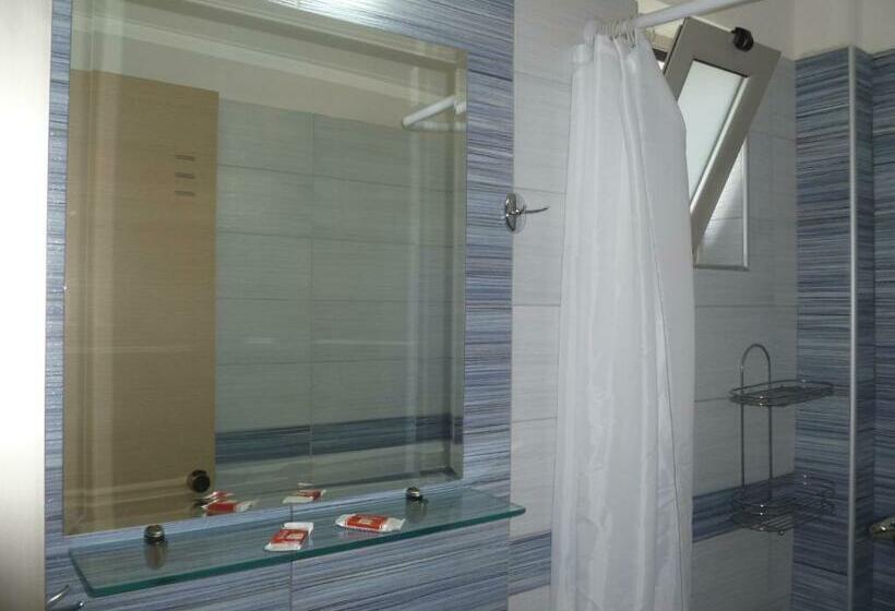 Quarto Estandar, Costas & Chrysoula
