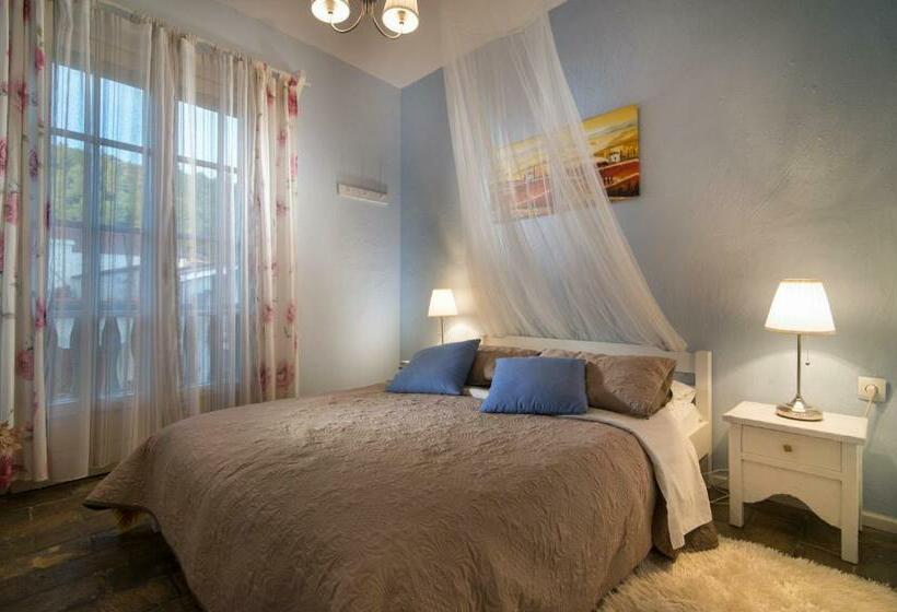 Номер Стандарт Вид на Город, Greek House